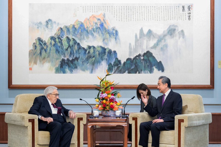 В сряда бившият държавен секретар на САЩ Хенри Кисинджър се срещна с Ван И, член на политическото бюро на Централния комитет на Китайската комунистическа партия (КПК) и директор на службата на Комисията по външни работи към Централния комитет на КПК в Пекин Сн. ЕПА/БГНЕС
