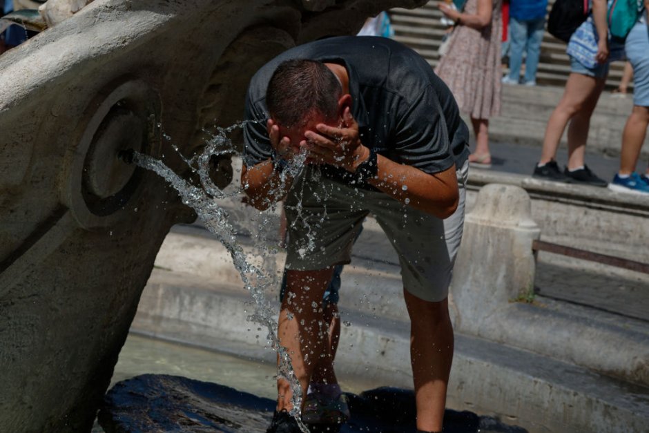 В Рим термометрите достигнаха 40 градуса и много от хората там се разхлаждаха от фонтаните, сн. GettyImages 