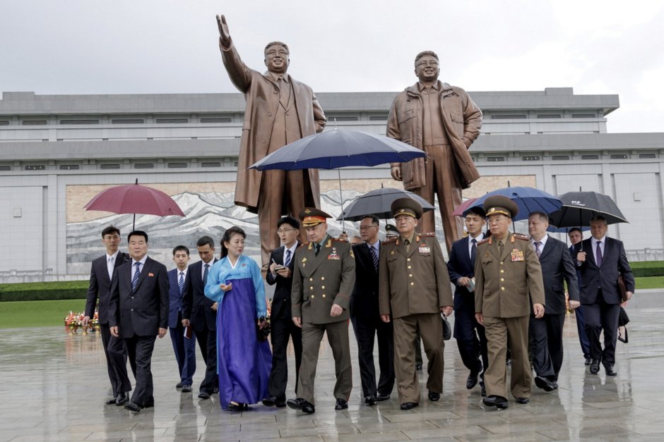 Ким Чен-ун се срещна с руския министър на отбраната Сергей Шойгу и високопоставена китайска делегация в Пхенян в навечерието на големите тържества по случай годишнината от края на Корейската война Сн.ЕПА/БГНЕС