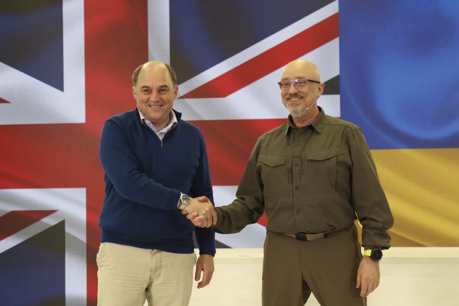 Британският министър на отбраната Бен Уолъс и украинският му колега Олексей Резников. Снимка:ЕПА/БГНЕС