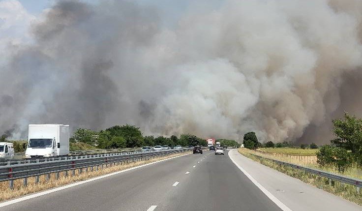 Пожар затвори за час магистрала "Тракия" край Пловдив