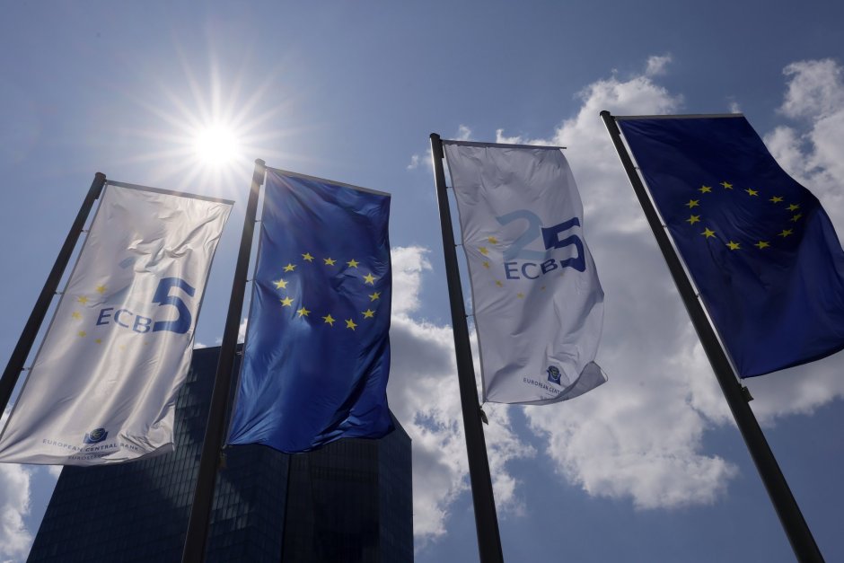 Флагове на ЕС пред сградата на Европейската централна банка във Франкфурт, Германия. Снимка: ЕПА/БГНЕС