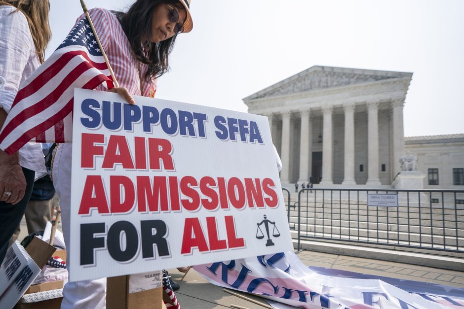 Активистка на Students for Fair Admissions пред сградата на Върховния съд на САЩ. ЕПА/БГНЕС