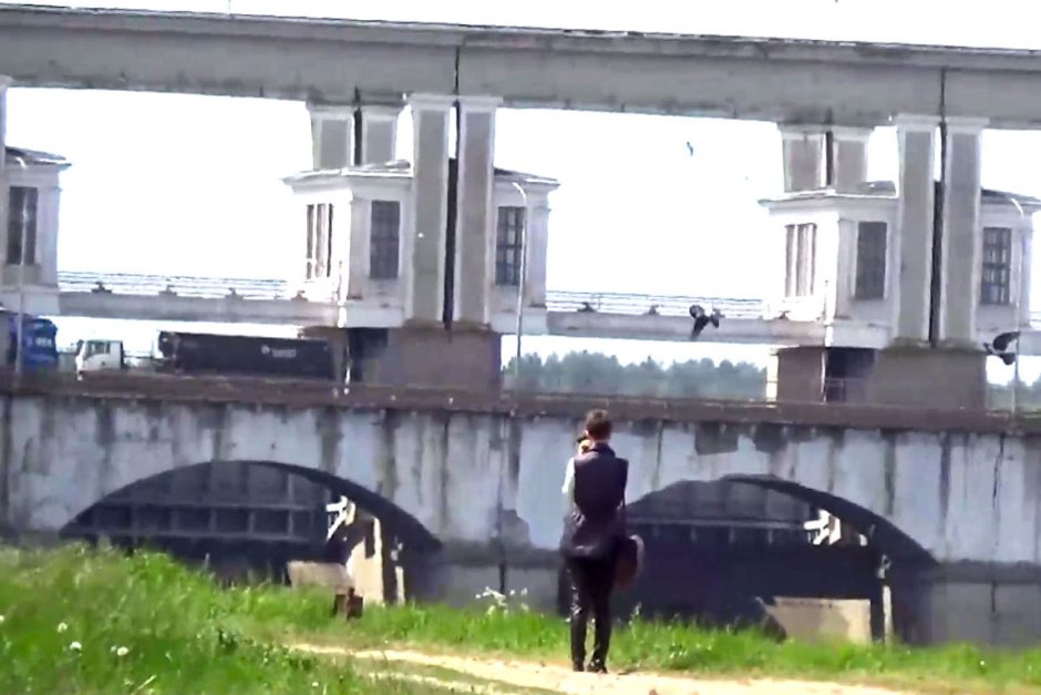 Заподозряната прави снимки с телефона си близо до водноелектрическа централа в град Углич в Ярославска област, сн. ФСС