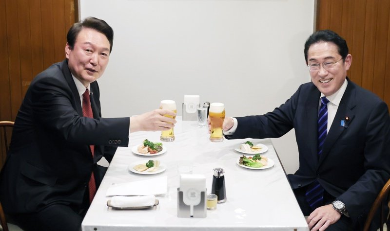 Юн Сук-йол (ляво) и японският премиер Фумио Кишида