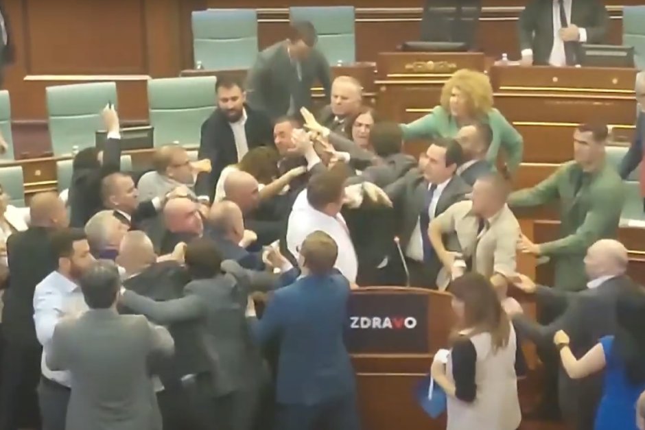 Бой между политици в парламента на Косово. Скрийншот: Sky News