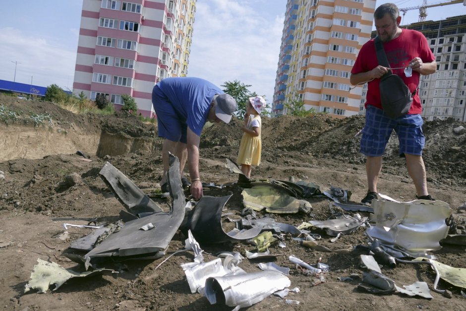 Жители на Одеса проверяват отломки от прихванати ракети, които са били събрани след падане в жилищен район в града Сн. ЕПА/БГНЕС