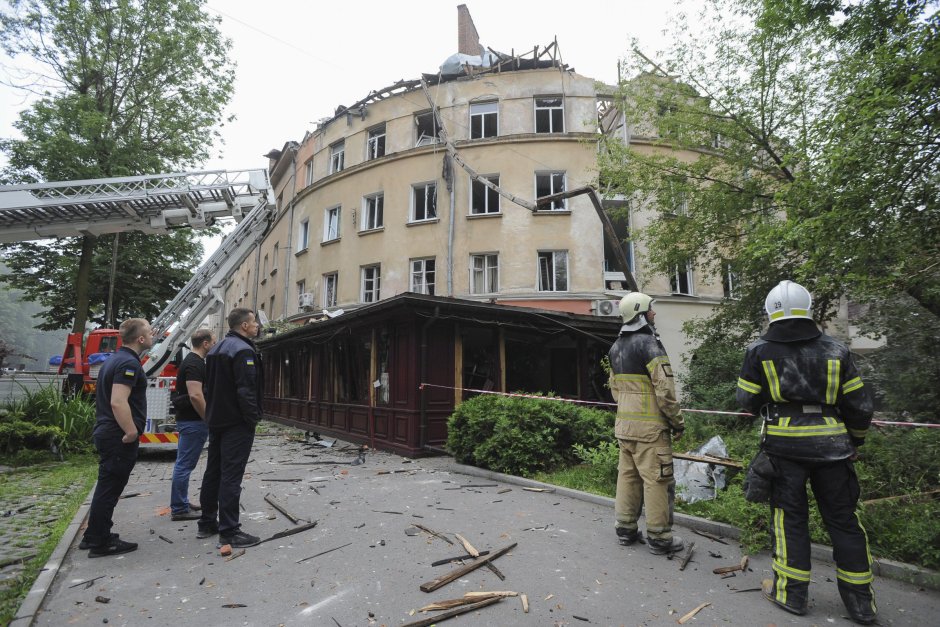 Поразената от руска ракета жилищна сграда в Лвов, Сн. ЕПА/БГНЕС