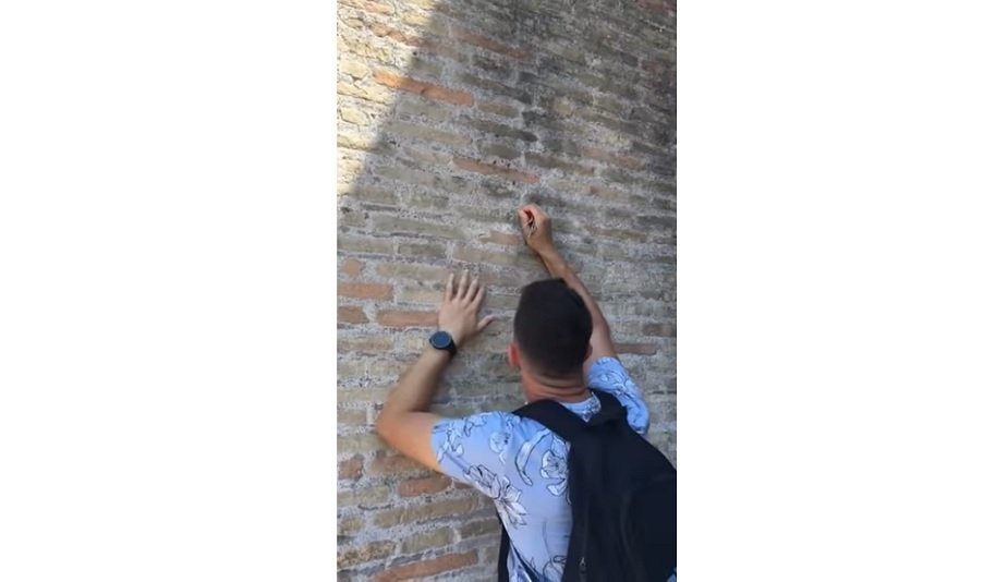Българин издълбал "Иван+Хейли" на стена в Колизеума