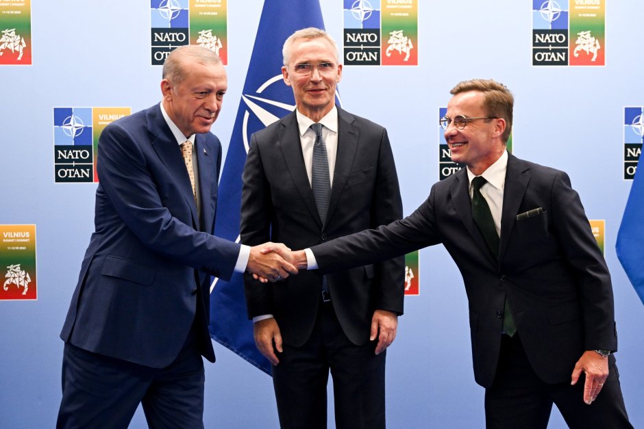 Президентът на Турция и министър-председателят на Швеция се здрависват пред погледа на генералния секретар на НАТО във Вилнюс
