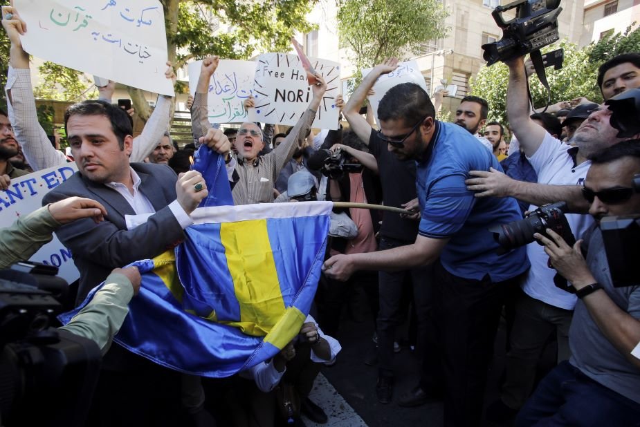 След изгарянето на Корана в Стокхолм последваха протести в Иран с горене на шведското знаме, сн. ЕПА/БГНЕС