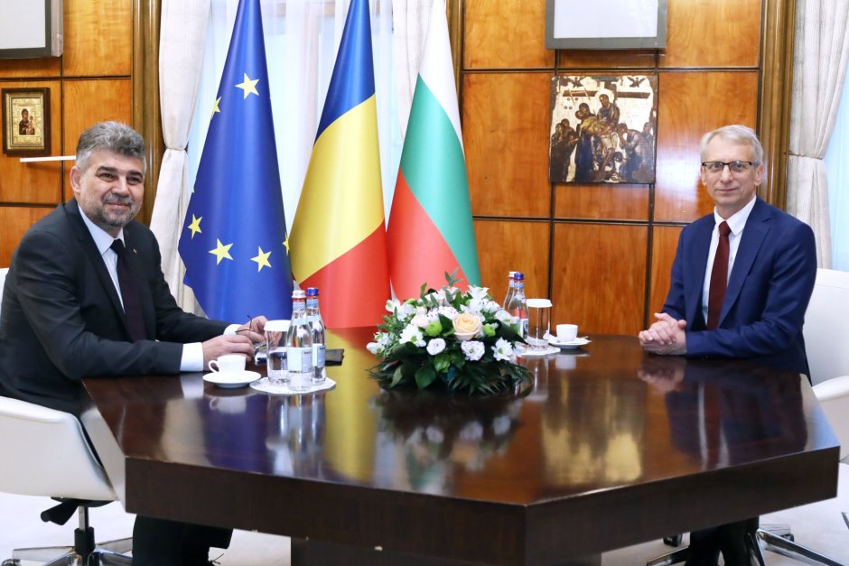 Българският премиер Николай Денков и румънският му колега Йон-Марчел Чолаку обсъждат транспортните проекти между двете страни Сн.МС