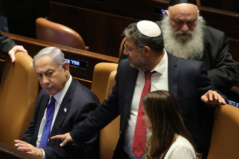 Премиерът Нетаняху (ляво) по време на заседанието на Кнесета, Сн. ЕПА/БГНЕС