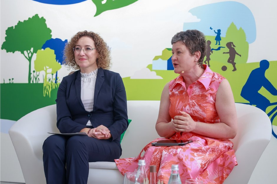 Социалният министър д-р Иванка Шалапатова и Милена Драгийска, главен изпълнителен директор на "Лидл България"