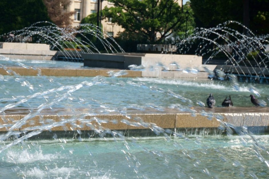 Край фонтаните в центъра на града беше идея по-добре