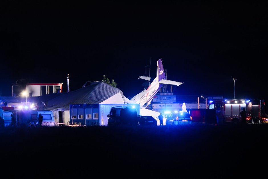 Самолет се разби в хангар в Полша, петима души загинаха