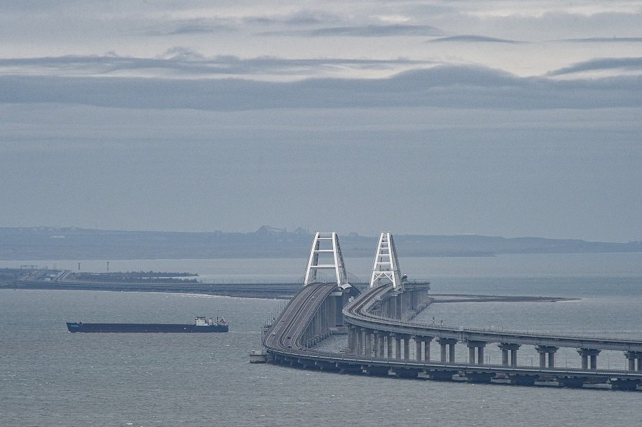 Русия: Движението по Кримския мост е частично възстановено