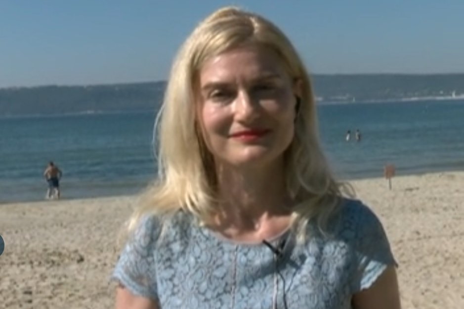 Министърката на туризма Зарица Динкова на плажа във Варна, стопкадър бТВ