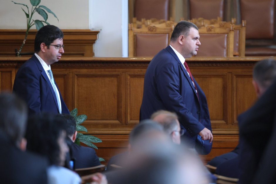 Делян Пеевски (дясно) в сряда в парламента, сн. БГНЕС