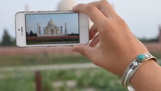 Телефон за 12 долара дава достъп до интернет в селските райони на Индия