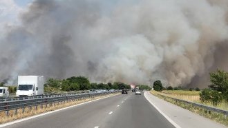 Пожар затвори за час магистрала "Тракия" край Пловдив
