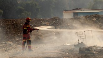 Гръцките власти евакуираха около 19 000 души заради пожара на Родос
