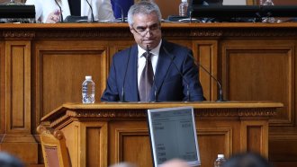 Румен Радев не се върза на провокациите на червените депутати, сн. БГНЕС