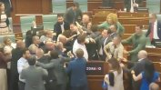 Политици налитат на бой в парламента на Косово