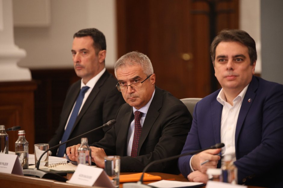 Румен Радев (в средата), Асен Василев и премиерът Денков обявиха действията за решаване на проблема с въглищата, сн. БГНЕС