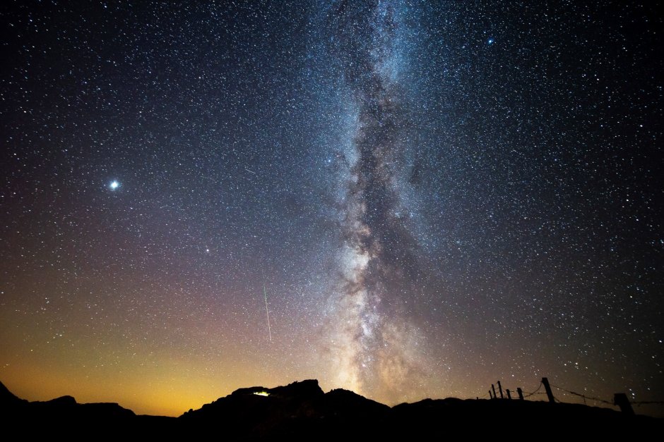 Персеиди се виждат до Млечния път по време на ежегодния метеоритен дъжд Персеиди на връх Трес Марес в Кантабрия, Северна Испания, в ранните часове на 13 август. Снимка: ЕПА/БГНЕС