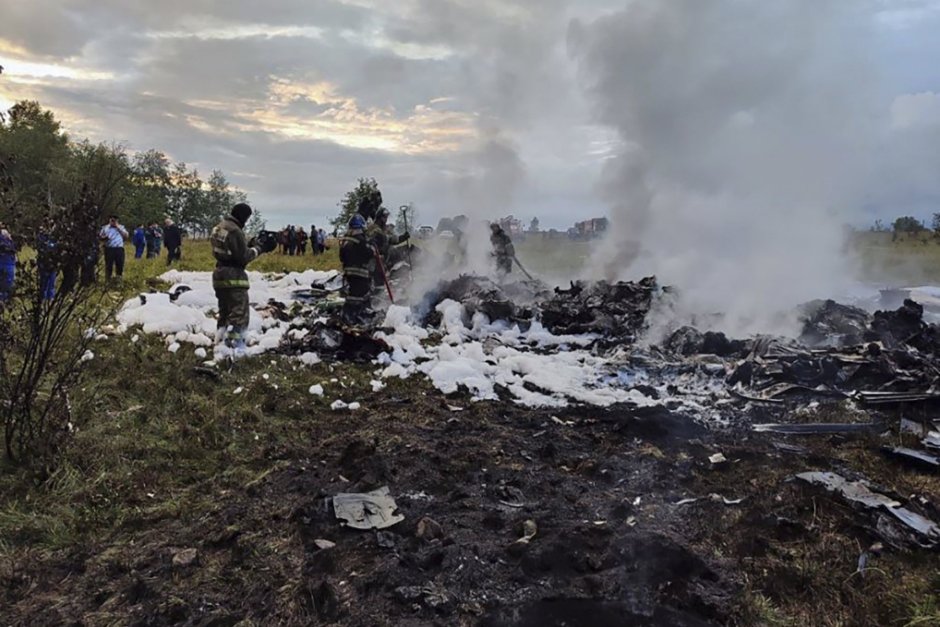 Спасителни и разследващи екипи на мястото на разбилия се самолет на шефа на "Вагнир" Евгений Пригожин. ЕПА/БГНЕС