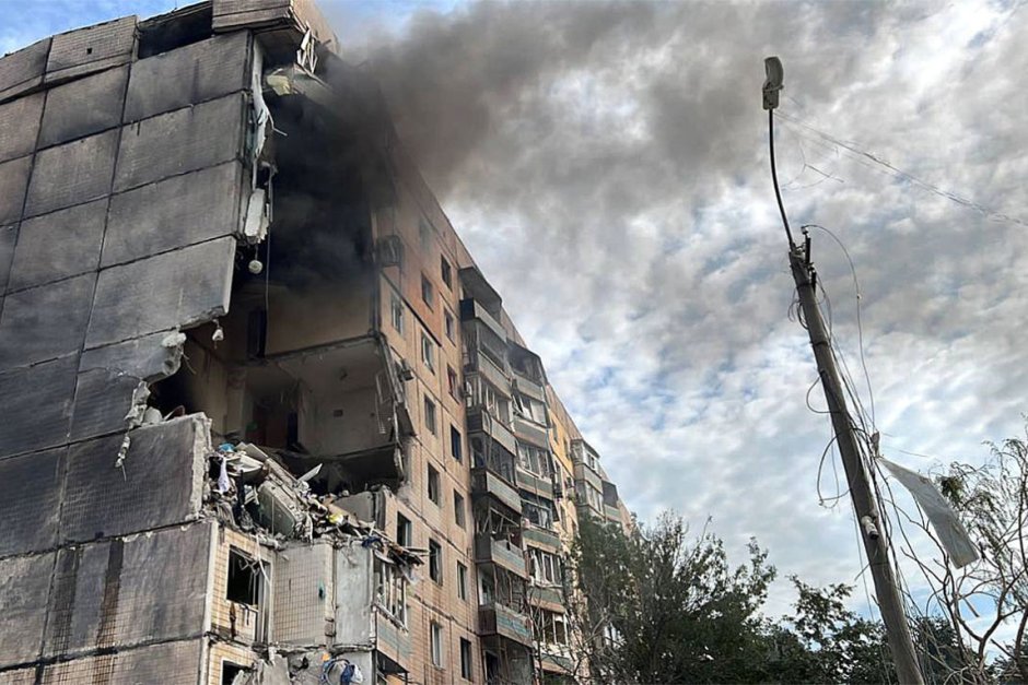 Петима убити при руски ракетен удар по жилищна сграда в Кривой Рог