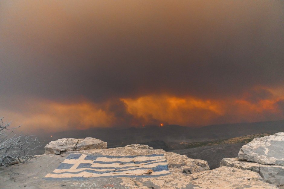 Гръцките пожарникари се борят с горските пожари с помощта на боен танк