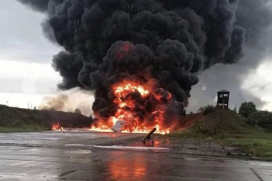 Снимки, публикувани от очевидци, показват напълно изгорял  Ту-22М3.