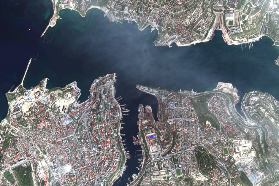 Сателитна снимка към черноморското пристанище Севаспотол, Крим, направена от Maxar Technologies през април 2022. ЕПА/БГНЕС