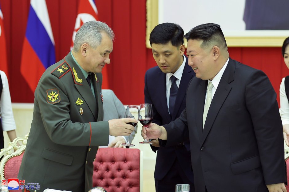 Сергей Шойгу и севернокорейският лидер Ким Чен-Ун. Снимка: ЕПА/БГНЕС