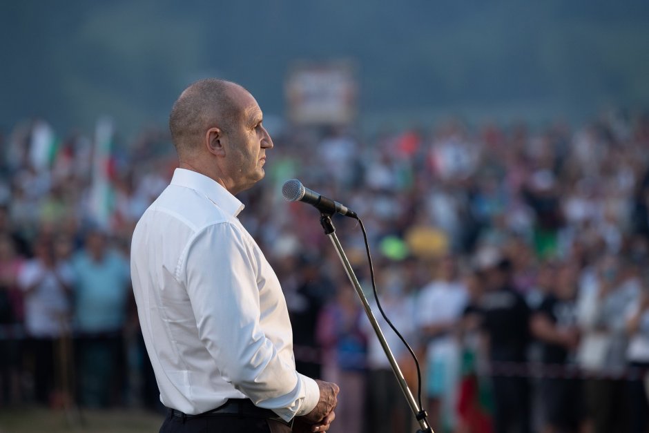 Как Радев дестабилизира България