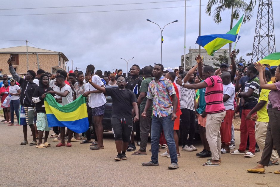 Граждани празнуват новината за преврата по улиците на габонския град Аканда, Сн. ЕПА/БГНЕС