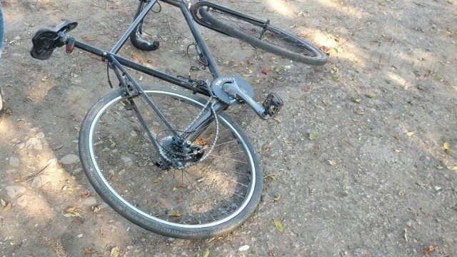 Лекар заши дръжка на спирачка на колело на пациент в Румъния