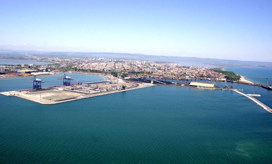 Изпълнителната агенция "Морска администрация" издаде заповед за заличаване на "Лукойл Нефтохим Бургас" от регистъра на пристанищните оператори. В него предстои да бъде вписано държавното предприятие "Пристанищна инфраструктура", която ще извършва пристанищните услуги на терминала Сн. МТС 