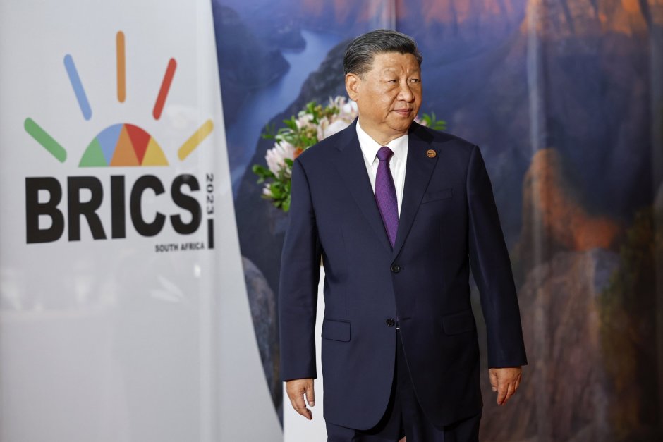 Президентът на Китай Си Дзинпин пристига на срещата на върха на БРИКС в конгресния център Сандтън в Йоханесбург, Южна Африка, 23 август 2023 г. Снимка: ЕПА/БГНЕС