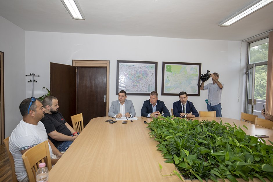 Кметът на Стара Загора Живко Тодоров и областният шеф на МВР Лазар Христов се срещнаха със собственици на нощни клубове Сн. Община Стара Загора