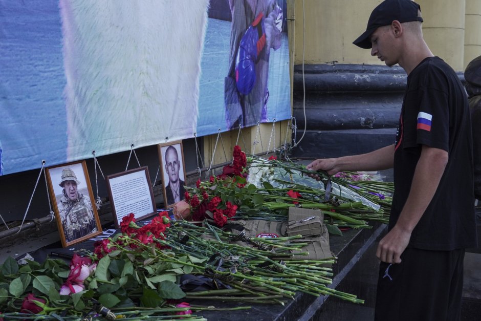 Руснаци полагат цветя в памет на Пригожин в центъра на Ростов, сн. ЕПА/БГНЕС