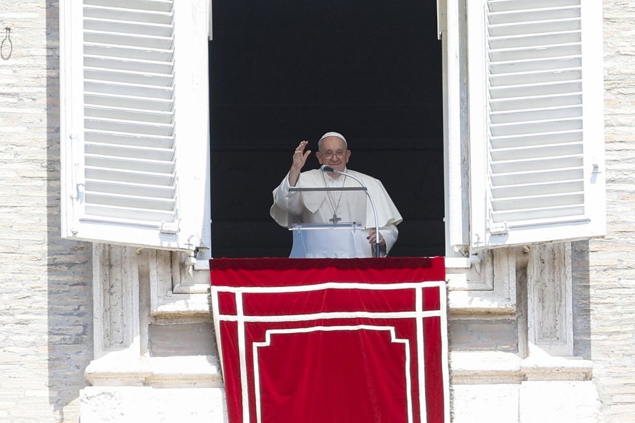 Папа Франциск отправи призива след молитвата "Ангел Господен" пред хиляди поклонници, събрали се на площад "Свети Петър" в Рим. Снимка: ЕПА/БГНЕС