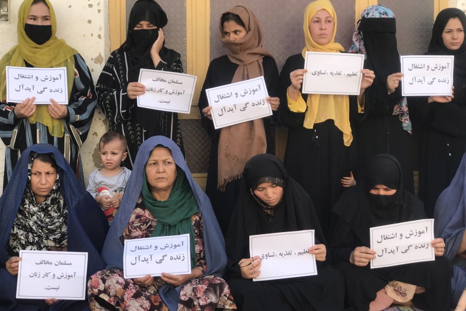 Жените в Афганистан протестират в защита на правата си, но те все повече се орязват, сн. ЕПА/БГНЕС