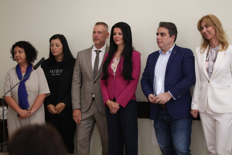 Финансовият министър Асен Василев се срещна с представители на фондация "Искам бебе". Сн. БГНЕС