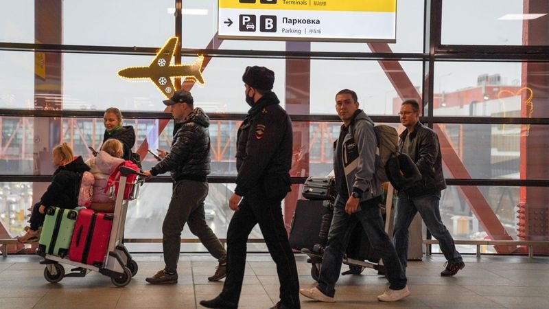 Над 100 българи блокирани на летището в Бари, чакат 15 часа за полет до София