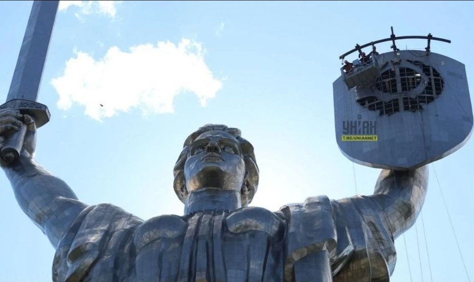 В Киев започнаха да демонтират съветските символи от паметника "Родината майка"
