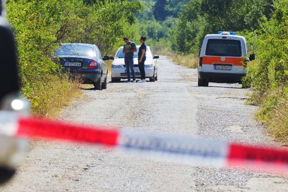 Полицията на мястото, където е открито едно от телата на убитите край село Лозен, снимка БГНЕС