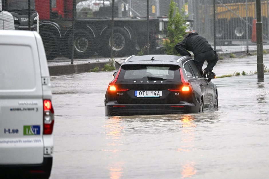 Мъж слиза от кола, потопена във вода на кръгово кръстовище в Арлов, на път Vastkustvagen E6, затворен поради наводнение, близо до Малмьо, Швеция, Сн. ЕПА/БГНЕС